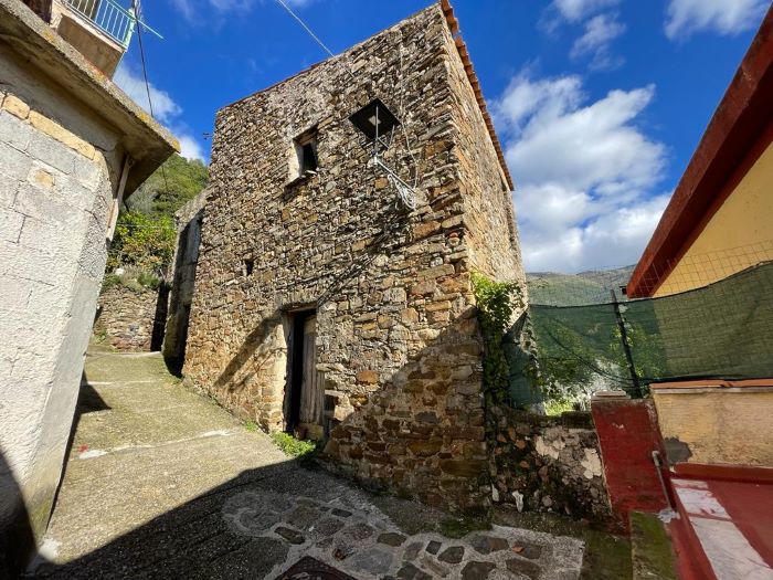 rudere-in-vendita-a-Serramezzana-con-giardino (1)