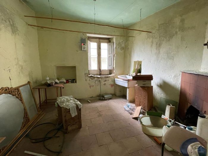 rudere-in-vendita-a-Serramezzana-con-giardino (1)