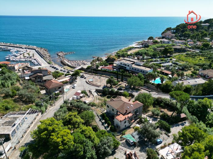 villa-a-schiera-in-vendita-sul-porto-di-San-Nicola-dei-Lembo (17)