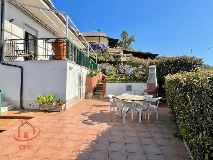 Villa-con-piscina-e-vista-mare-in-vendita-a-Santa-Maria-di-Castellabate (1)
