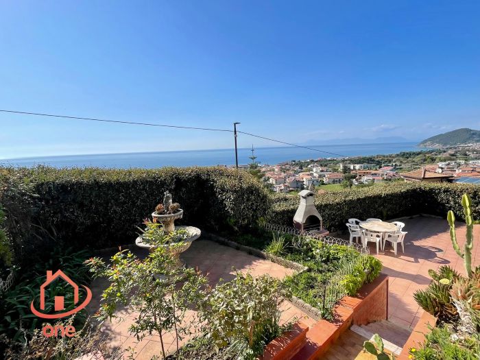 Villa-con-piscina-e-vista-mare-in-vendita-a-Santa-Maria-di-Castellabate (14)