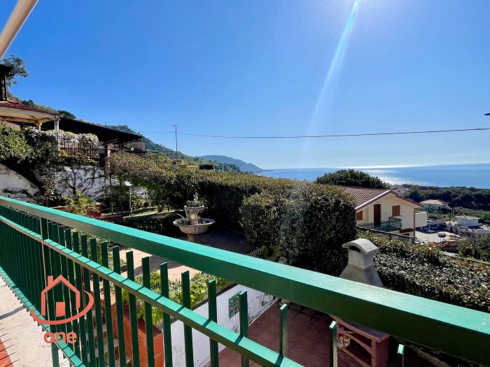 Villa-con-piscina-e-vista-mare-in-vendita-a-Santa-Maria-di-Castellabate (16)