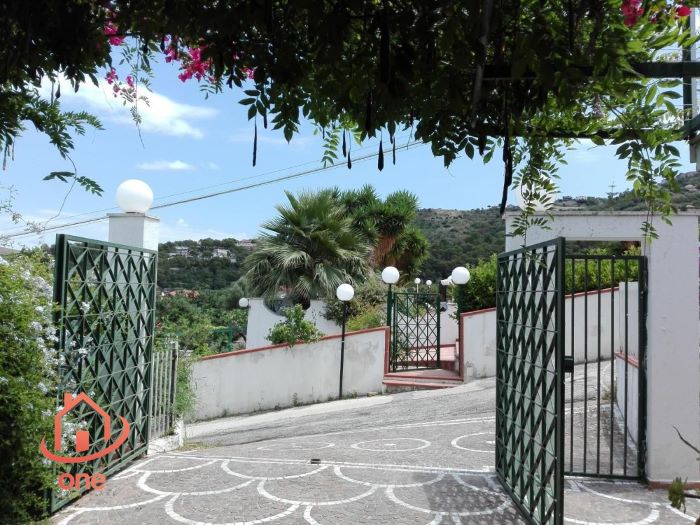 Villa-con-piscina-e-vista-mare-in-vendita-a-Santa-Maria-di-Castellabate (22)