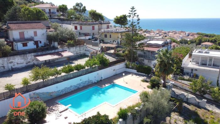 Villa-con-piscina-e-vista-mare-in-vendita-a-Santa-Maria-di-Castellabate (27)