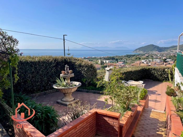 Villa-con-piscina-e-vista-mare-in-vendita-a-Santa-Maria-di-Castellabate (37)