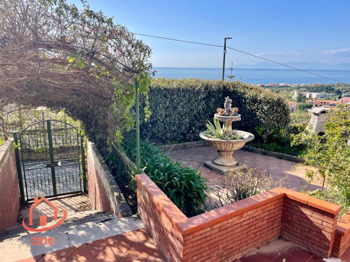Villa-con-piscina-e-vista-mare-in-vendita-a-Santa-Maria-di-Castellabate (38)