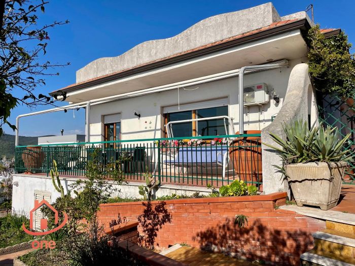 Villa-con-piscina-e-vista-mare-in-vendita-a-Santa-Maria-di-Castellabate (40)