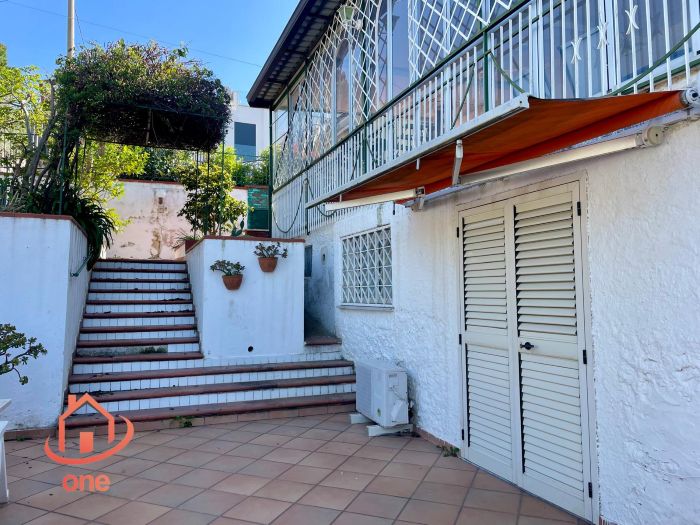 Villa-con-piscina-e-vista-mare-in-vendita-a-Santa-Maria-di-Castellabate (8)