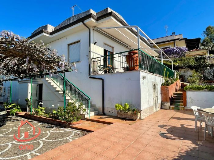 Villa-con-piscina-e-vista-mare-in-vendita-a-Santa-Maria-di-Castellabate (9)