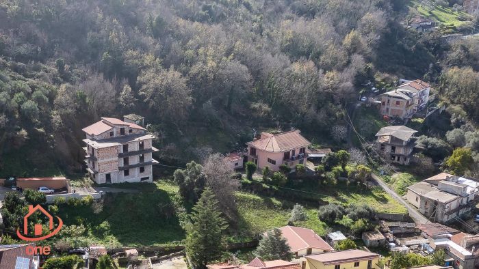 ampio-grezzo-panoramico-appartamenti-con-corte-ogliastro-cilento
