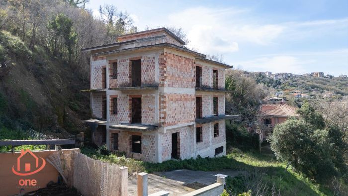 balconi-ampio-grezzo-appartamenti-con-corte-ogliastro-cilento