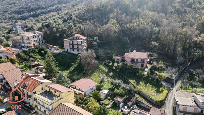 drone-ampio-grezzo-appartamenti-con-corte-ogliastro-cilento