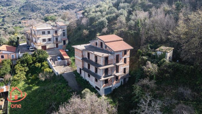 esterno-ampio-grezzo-appartamenti-con-corte-ogliastro-cilento