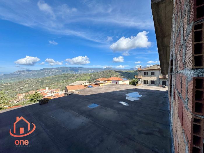 esterno-terrazzo-ampio-grezzo-appartamenti-con-corte-ogliastro-cilento