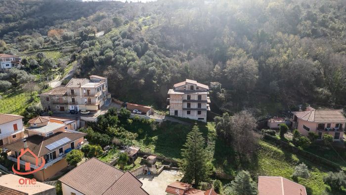 foto-ampio-grezzo-appartamenti-con-corte-ogliastro-cilento