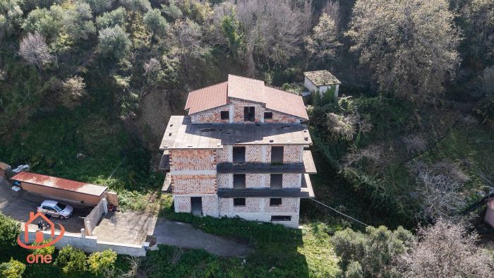 frontale-ampio-grezzo-appartamenti-con-corte-ogliastro-cilento