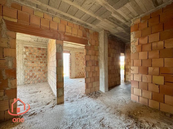 ingresso-ampio-grezzo-appartamenti-con-corte-ogliastro-cilento
