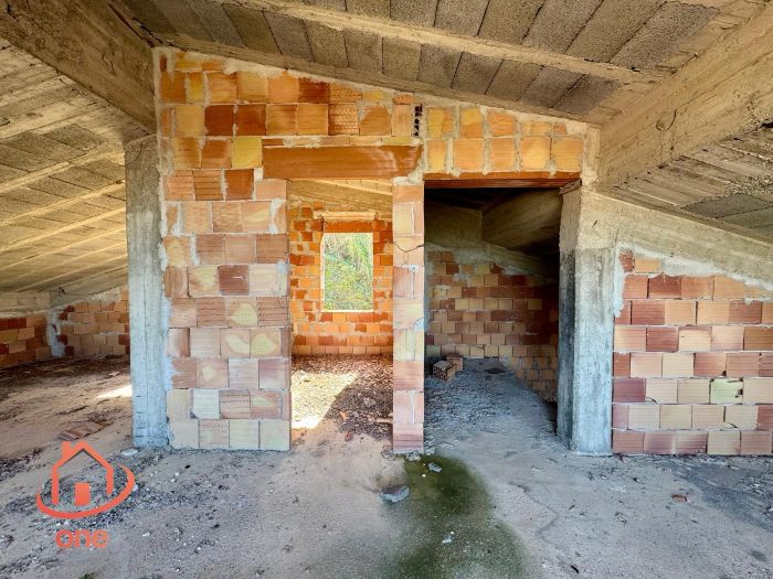 interno-mansarda-ampio-grezzo-appartamenti-con-corte-ogliastro-cilento