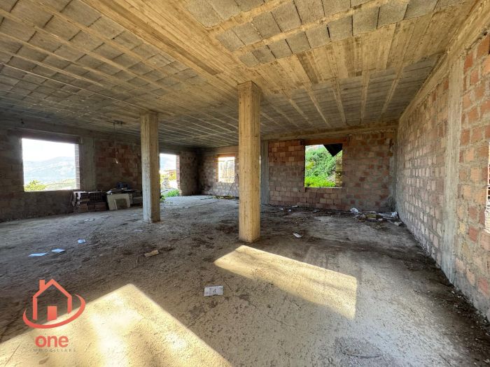 interno-piano-terra-ampio-grezzo-appartamenti-con-corte-ogliastro-cilento