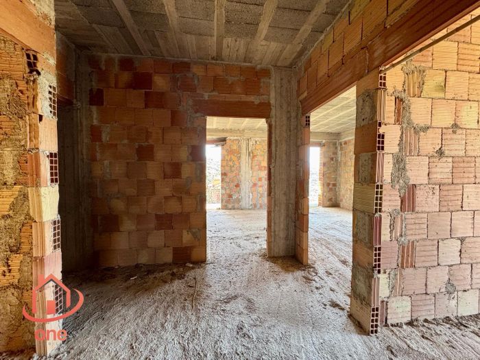 interno-primo-piano-ampio-grezzo-appartamenti-con-corte-ogliastro-cilento