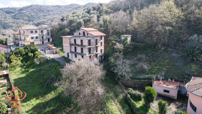 laterale-ampio-grezzo-appartamenti-con-corte-ogliastro-cilento