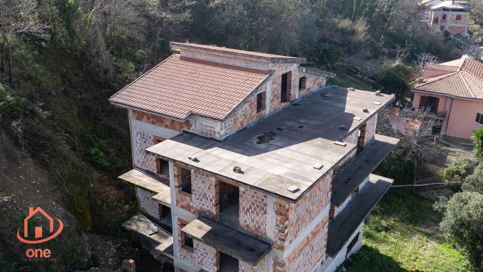 mansarda-con-terrazzo-ampio-grezzo-appartamenti-con-corte-ogliastro-cilento