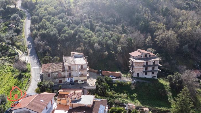 panorama-ampio-grezzo-appartamenti-con-corte-ogliastro-cilento