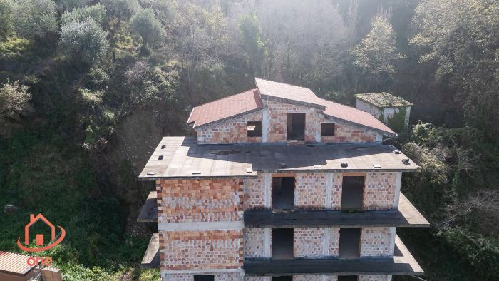 secondo-piano-mansarda-ampio-grezzo-appartamenti-con-corte-ogliastro-cilento