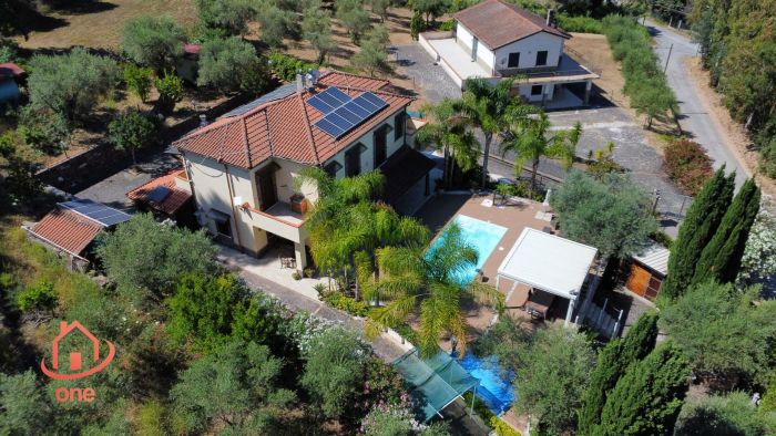 villa-bifamiliare-con-giardino-piscina-corte-esterna-e-pannelli-solari (1)
