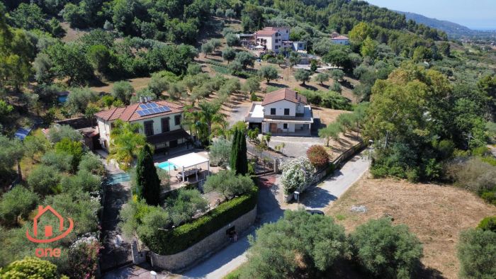 villa-bifamiliare-con-giardino-piscina-corte-esterna-e-pannelli-solari (2)