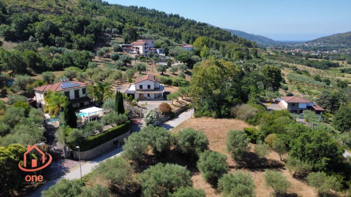 villa-bifamiliare-con-giardino-piscina-corte-esterna-e-pannelli-solari (4)