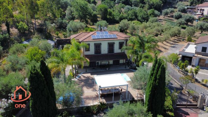 villa-bifamiliare-con-giardino-piscina-corte-esterna-e-pannelli-solari (5)