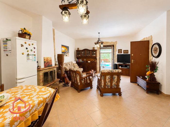 villa-bifamiliare-con-piscina-e-uliveto-pannelli-solari-corte-esterna-pavimentata (1)