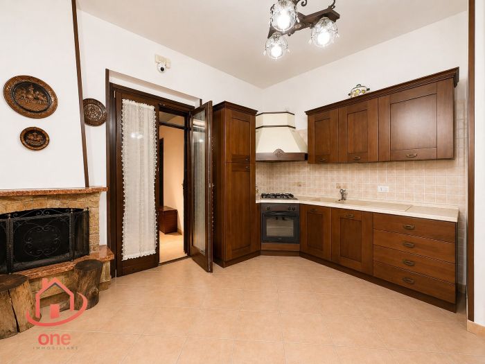 villa-bifamiliare-con-piscina-e-uliveto-pannelli-solari-corte-esterna-pavimentata (10)