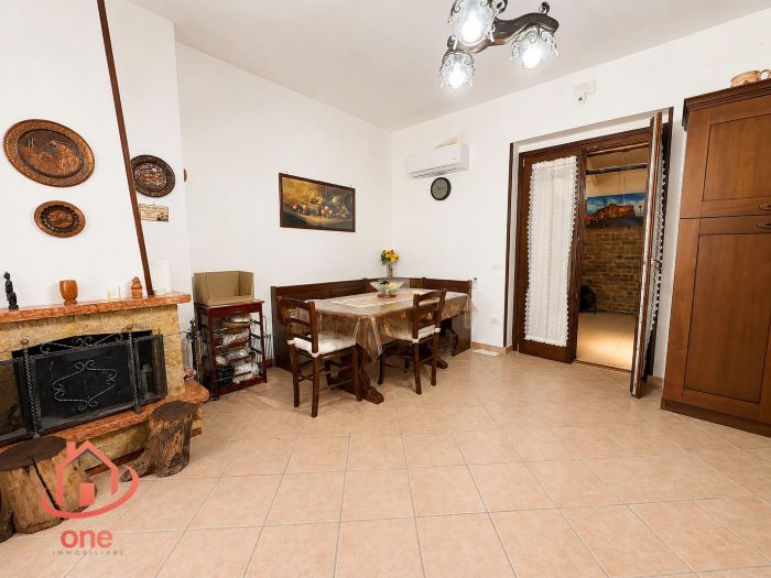 villa-bifamiliare-con-piscina-e-uliveto-pannelli-solari-corte-esterna-pavimentata (11)