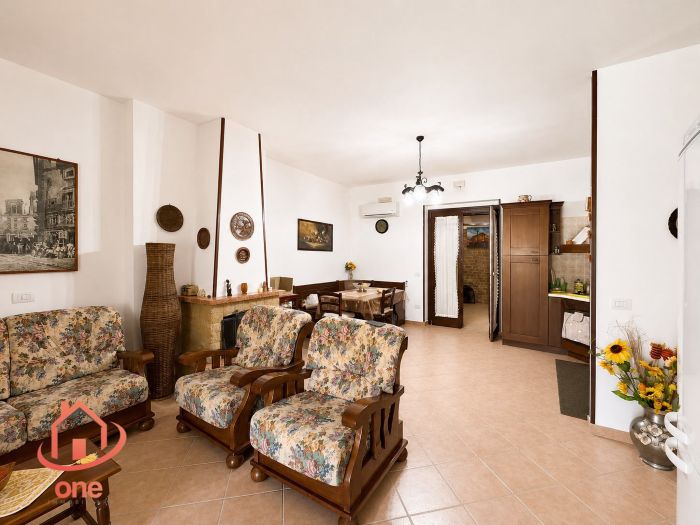 villa-bifamiliare-con-piscina-e-uliveto-pannelli-solari-corte-esterna-pavimentata (12)