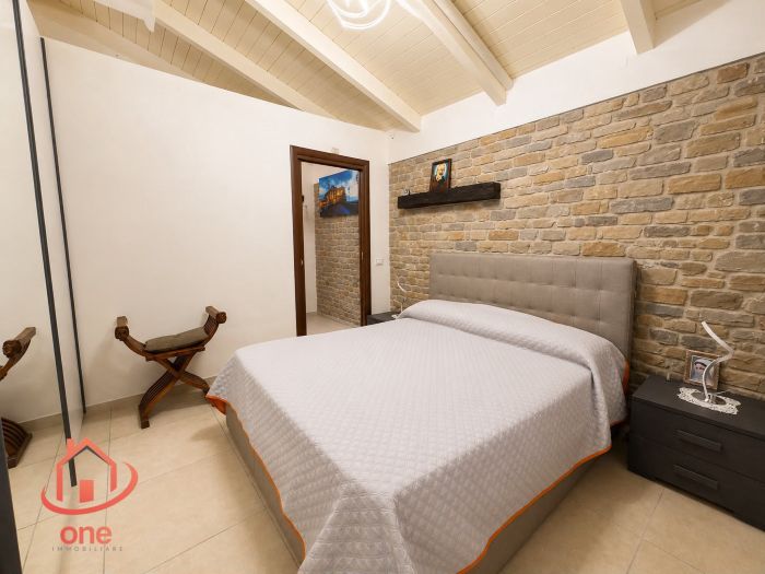 villa-bifamiliare-con-piscina-e-uliveto-pannelli-solari-corte-esterna-pavimentata (14)