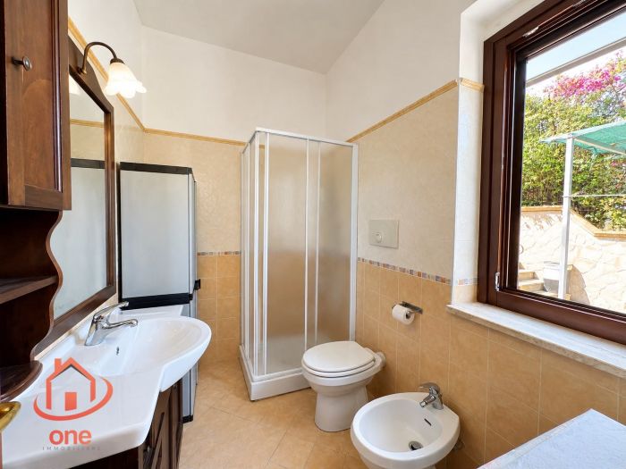 villa-bifamiliare-con-piscina-e-uliveto-pannelli-solari-corte-esterna-pavimentata (15)