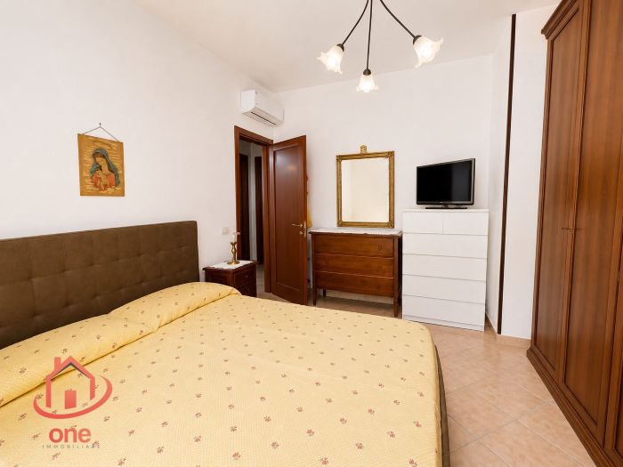 villa-bifamiliare-con-piscina-e-uliveto-pannelli-solari-corte-esterna-pavimentata (16)