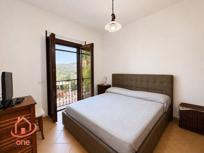 villa-bifamiliare-con-piscina-e-uliveto-pannelli-solari-corte-esterna-pavimentata (18)