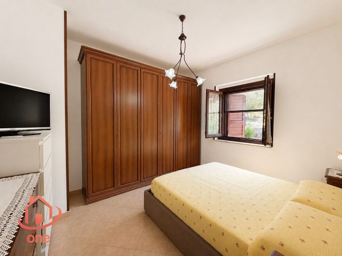 villa-bifamiliare-con-piscina-e-uliveto-pannelli-solari-corte-esterna-pavimentata (19)