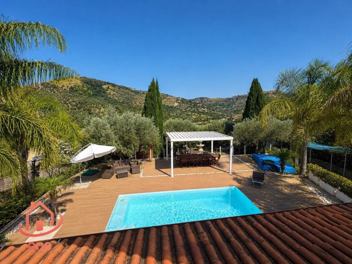 villa-bifamiliare-con-piscina-e-uliveto-pannelli-solari-corte-esterna-pavimentata (20)