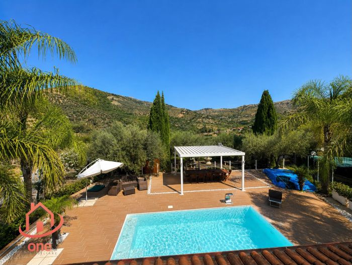 villa-bifamiliare-con-piscina-e-uliveto-pannelli-solari-corte-esterna-pavimentata (21)