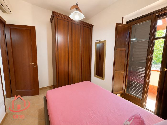 villa-bifamiliare-con-piscina-e-uliveto-pannelli-solari-corte-esterna-pavimentata (22)