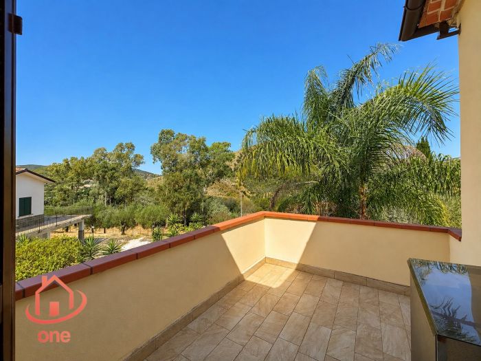 villa-bifamiliare-con-piscina-e-uliveto-pannelli-solari-corte-esterna-pavimentata (23)