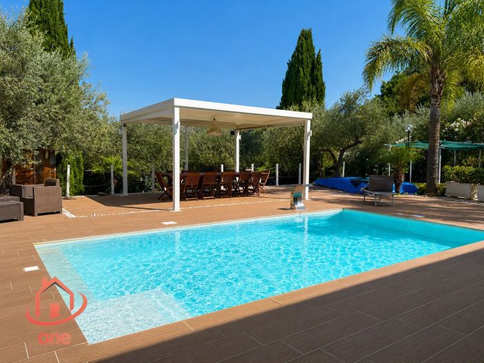 villa-bifamiliare-con-piscina-e-uliveto-pannelli-solari-corte-esterna-pavimentata (24)