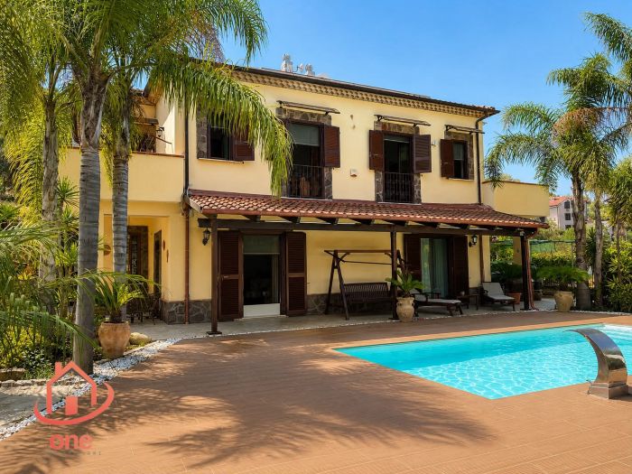 villa-bifamiliare-con-piscina-e-uliveto-pannelli-solari-corte-esterna-pavimentata (27)