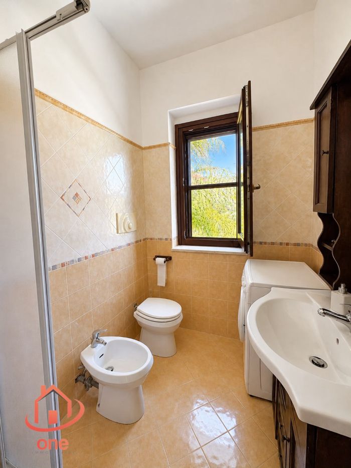 villa-bifamiliare-con-piscina-e-uliveto-pannelli-solari-corte-esterna-pavimentata (28)