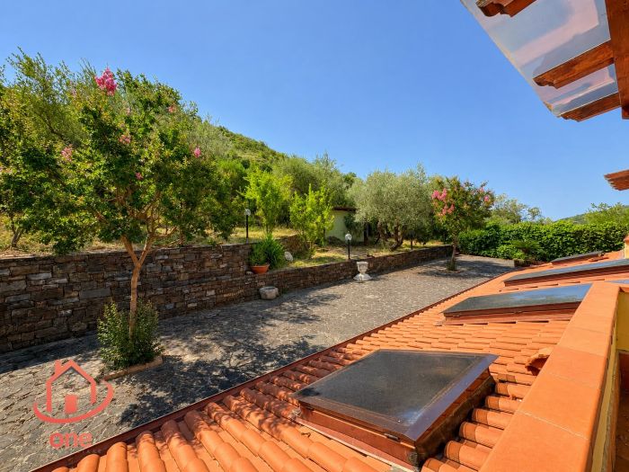 villa-bifamiliare-con-piscina-e-uliveto-pannelli-solari-corte-esterna-pavimentata (29)
