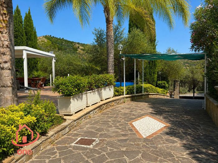 villa-bifamiliare-con-piscina-e-uliveto-pannelli-solari-corte-esterna-pavimentata (3)